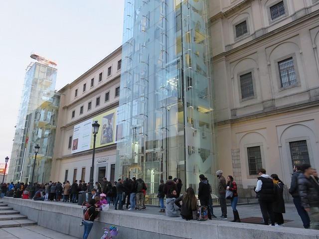 マドリードのソフィア王妃芸術センターの無料観覧のために並ぶ人たち