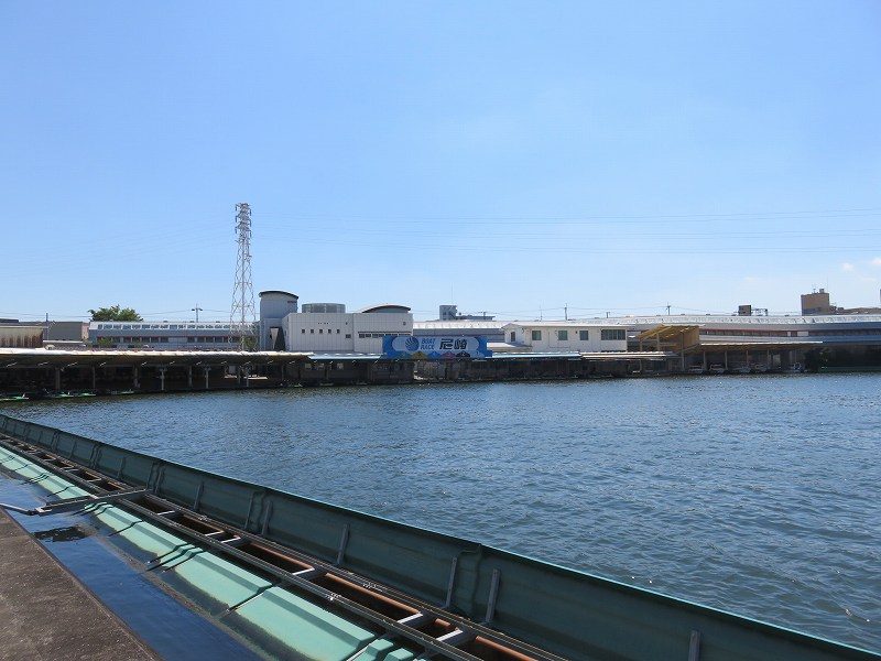 尼崎競艇場のスタンドから見た水面とピット