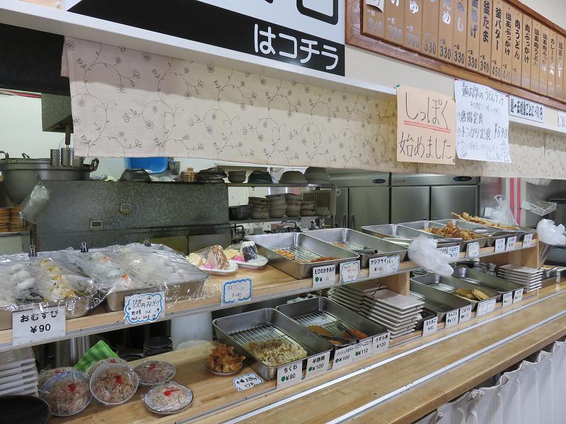 宇多津町の坂出インター近くにある「セルフうどん麺太郎」のトッピングメニューとサイドメニュー