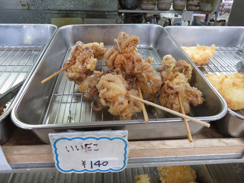 宇多津町の坂出インター近くにある「セルフうどん麺太郎」のイイダコの天ぷら