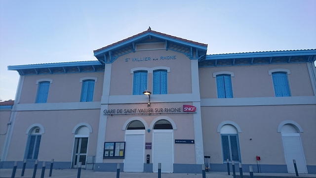 シュヴァルの理想宮の最寄り駅、Saint Vallier駅