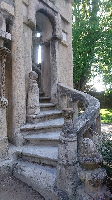 シュヴァルの理想宮の西側にある階段