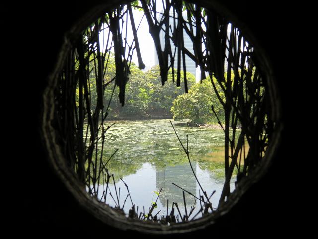浜離宮恩賜庭園内にある「鴨場」から見た池