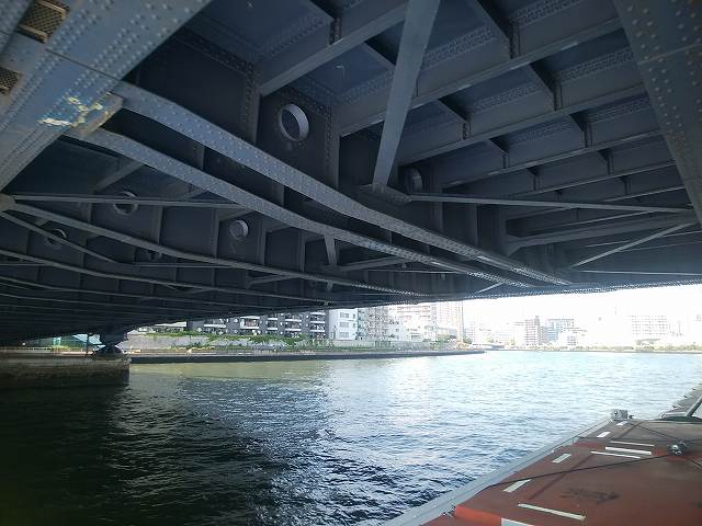 水上バスから見える隅田川大橋の裏側