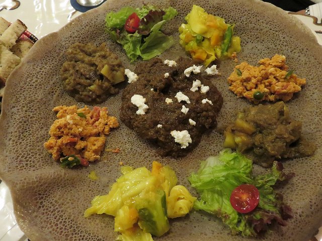 中目黒のエチオピア料理店「クイーン・シーバ」のインジェラと煮込み料理