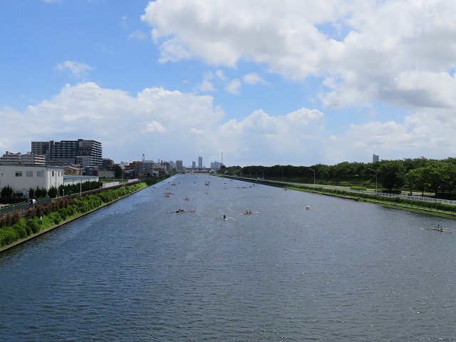 戸田競艇場の反対側の水面