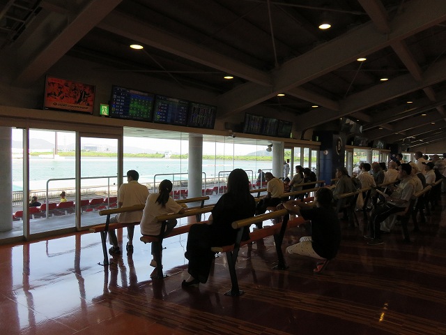 桐生競艇場1階のサポートベンチ