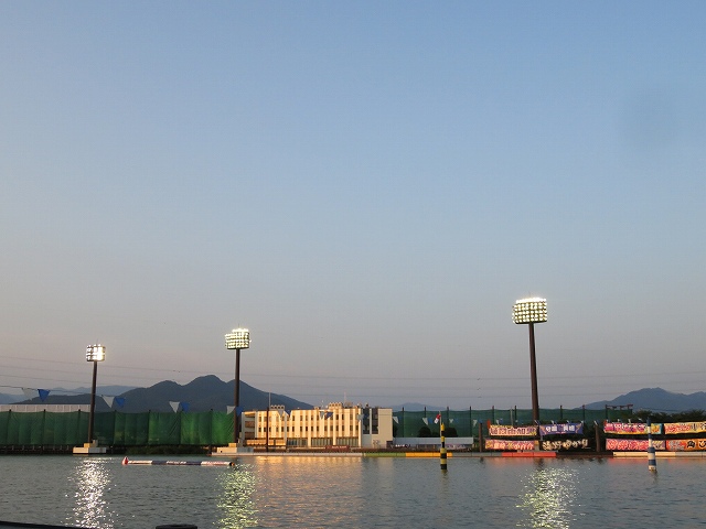 夕方の桐生競艇場の水面