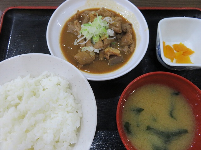 江戸川競艇場1階レストラン「笑和」のもつ煮込み定食