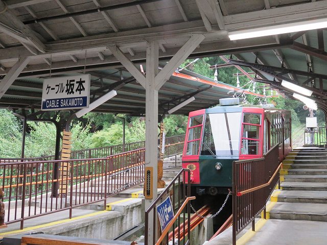 坂本ケーブルの坂本駅に停車する「福号」