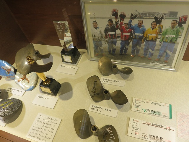 大村競艇場の「発祥地記念館」に展示されている、昔の舟券とプロペラ