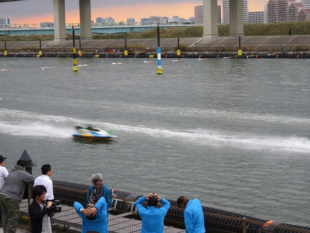 競艇番組の「ういちの江戸川ナイスぅ～っ！」が江戸川競艇場で収録されているようす