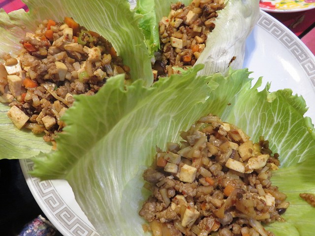 新橋の台湾料理「香味」の「挽肉と干し豆腐のレタス包み」