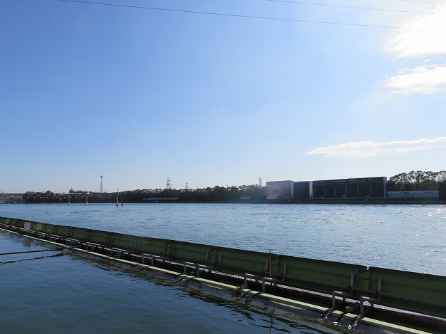多摩川競艇場の水面
