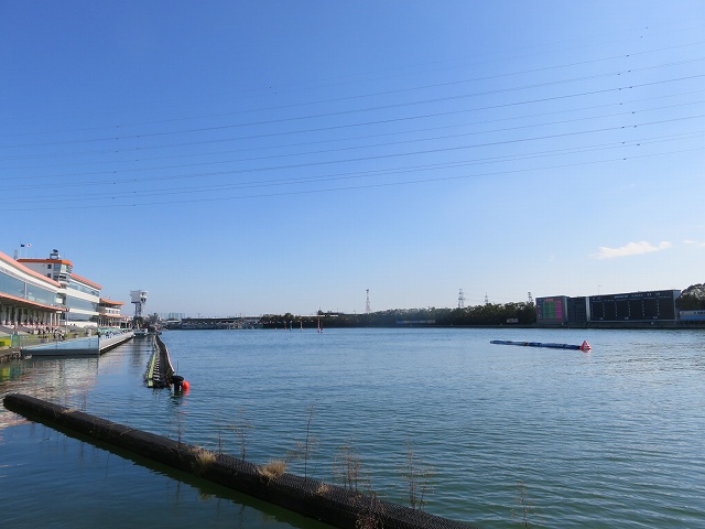 多摩川競艇場のスタンド1マーク側奥から見た水面