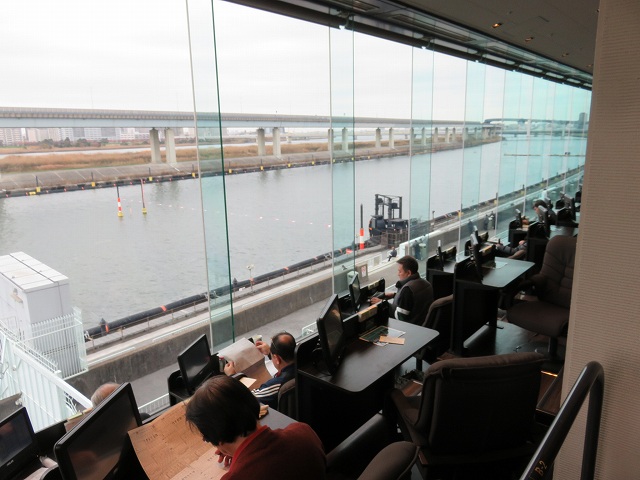 江戸川競艇場の指定席MIYABIのリクライニング席