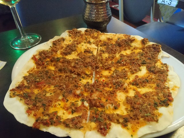 十条駅南口のクルド料理店「メソポタミア」のナンピザ