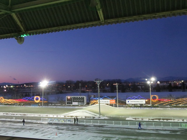 夜のばんえい帯広競馬場のプレミアムラウンジからの眺め