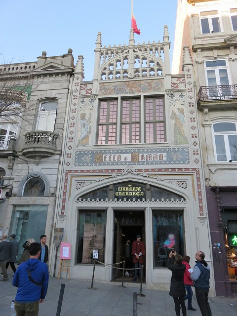 ポルトにある「世界一美しい本屋」レロ書店の外観