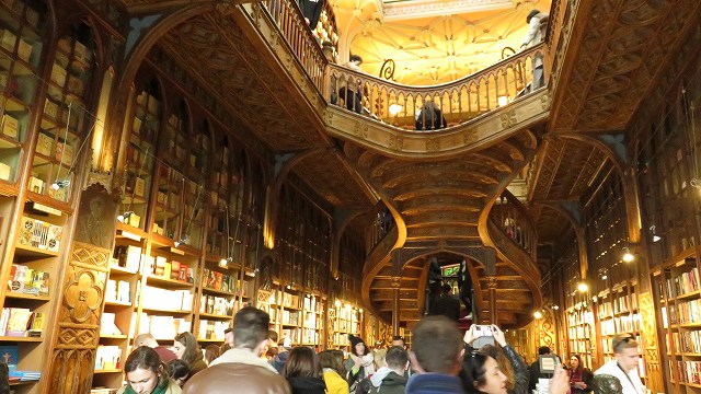 ポルトにある「世界一美しい書店」レロ書店の中のようす