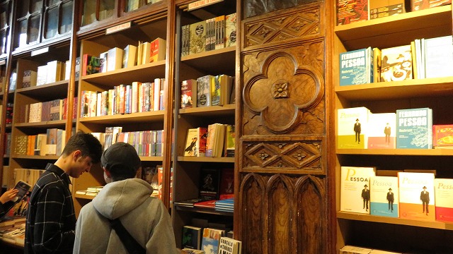 ポルトの「世界一美しい本屋」レロ書店の中のようす