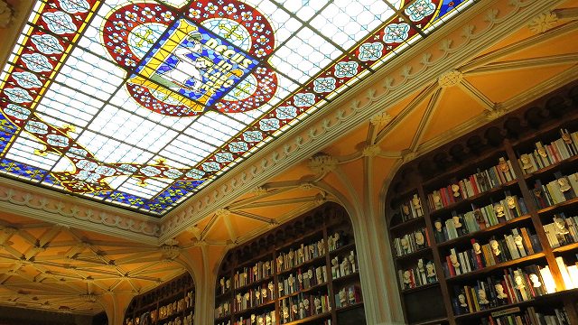 ポルトの「世界一美しい本屋」レロ書店の天井のステンドグラス 