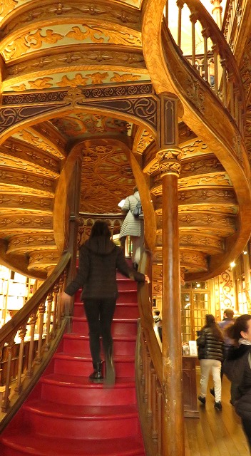ポルトの「世界一美しい本屋」レロ書店の「天国への階段」