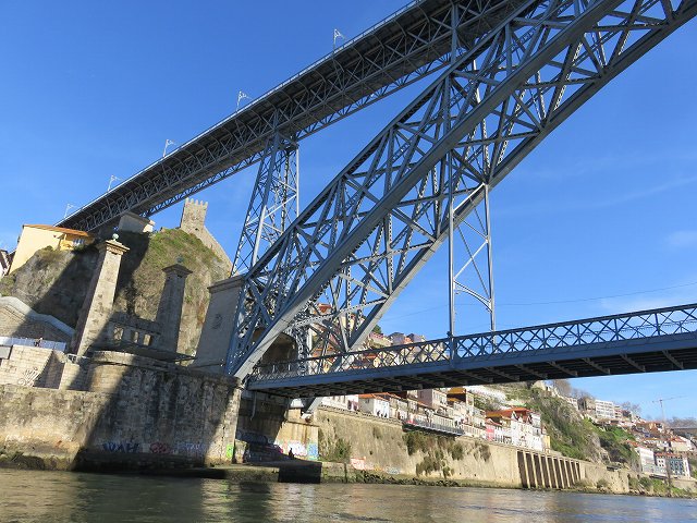 ポルトのドウロ川クルーズ船から眺めたドン・ルイス1世橋