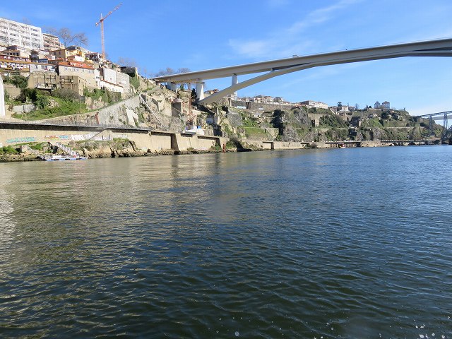 ポルトのドウロ川クルーズ船から眺めたインファンテ橋