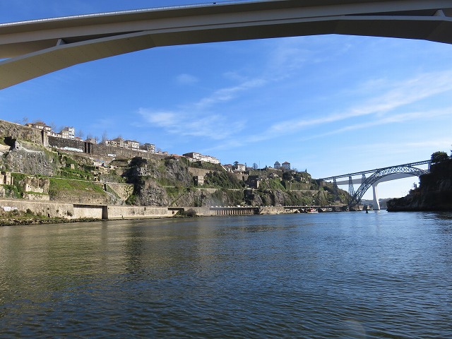 ポルトのドウロ川クルーズ船から眺めたインファンテ橋とマリア・ピア橋