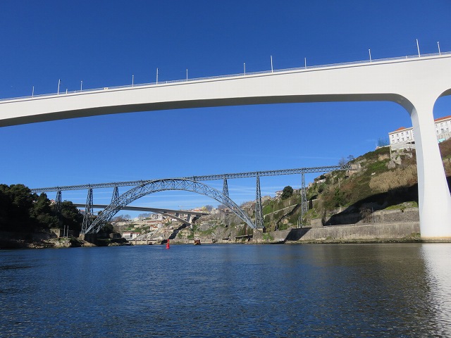 ポルトのドウロ川クルーズ船から眺めたサン・ジョアン橋とマリア・ピア橋