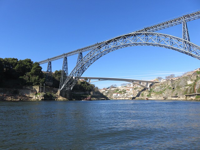 ポルトのドウロ川クルーズ船から見たマリア・ピア橋