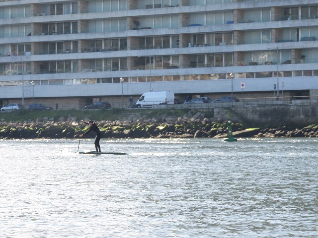 ポルトのドウロ川でカヌーをする人