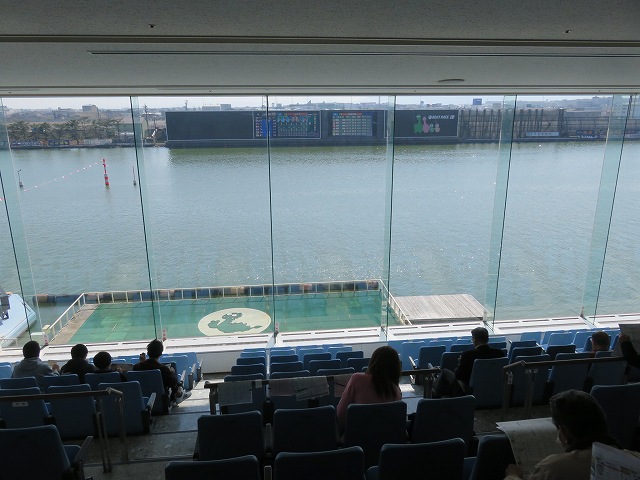 津競艇場の3階一般席から見た水面
