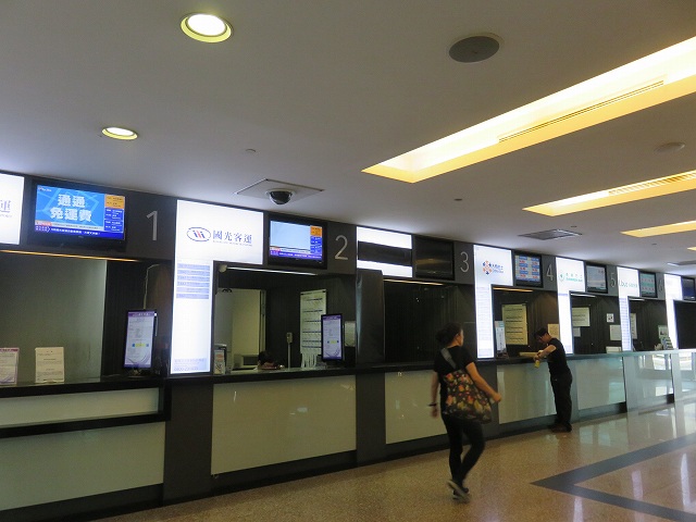 台湾の桃園空港第2ターミナルにある高速バスのチケット売り場窓口