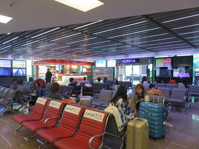 台湾の桃園空港第2ターミナルにある高速バスの待合スペース