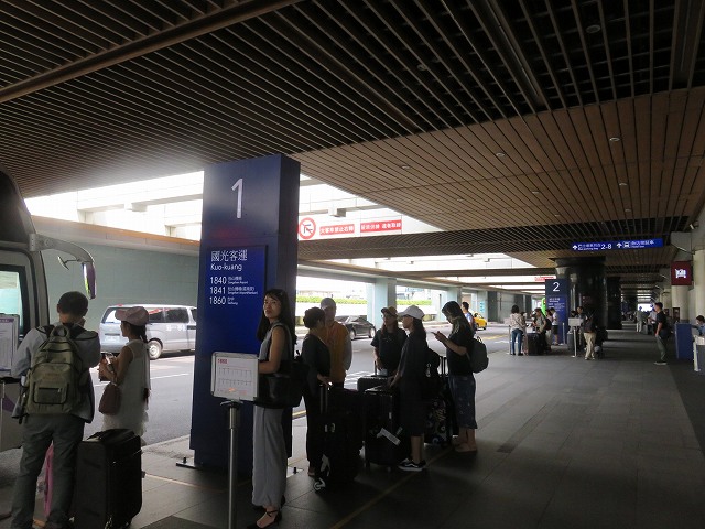 台湾の桃園空港第2ターミナルにある高速バス乗り場