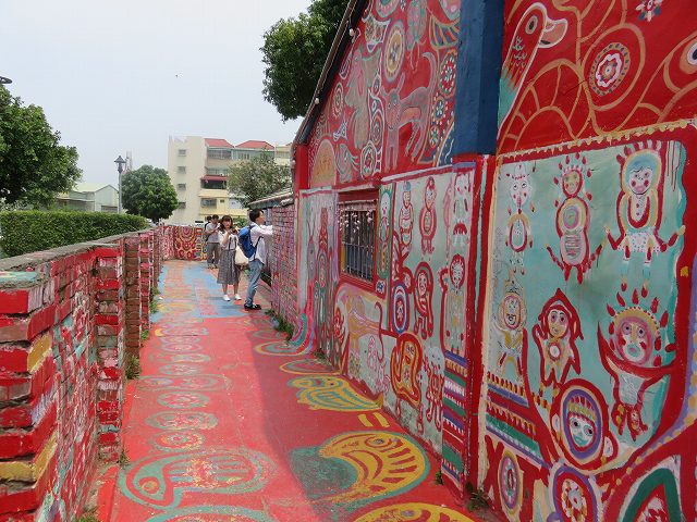 彩虹眷村の家の壁と通路