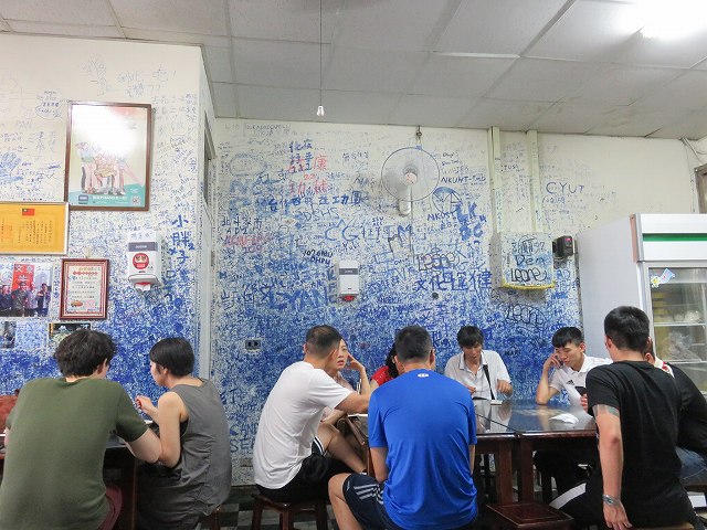 台南の「文章牛肉湯」の店内