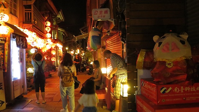 台南の神農街の通り