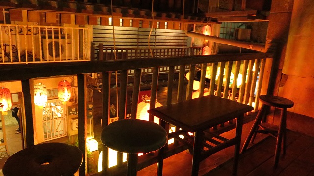 台南の神農街にあるバー「TAIKOO(太古百貨店)」の店内2階 