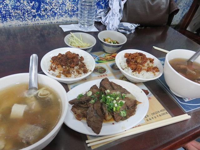 台南の「文章牛肉湯」の牛肉湯と牛肉飯