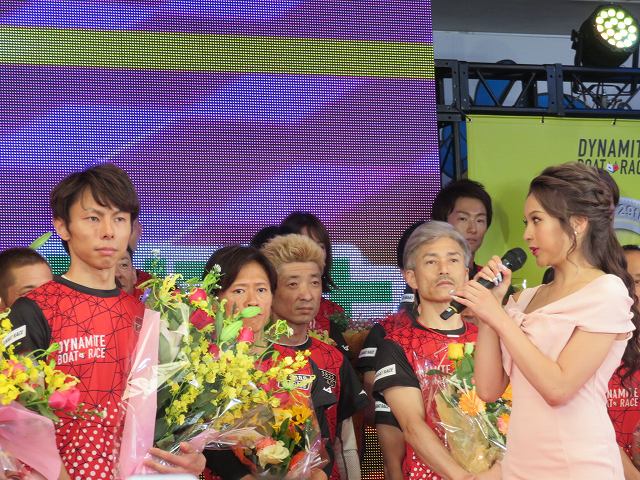 2019年多摩川SGグランドチャンピオン、オープニングセレモニーで長田頼宗選手に花束をわたすゆきぽよ