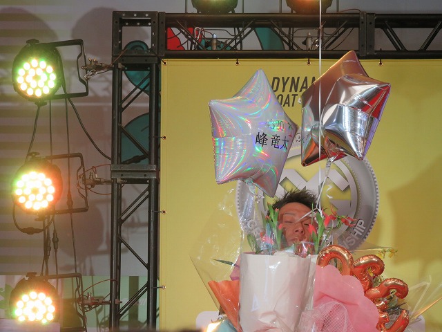 2019年多摩川SGグランドチャンピオン、オープニングセレモニーで花束とバルーンを抱える峰竜太選手