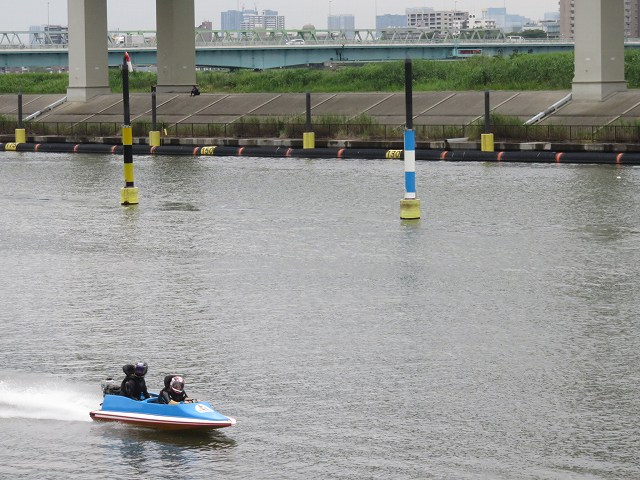 江戸川競艇場のペアボートのようす