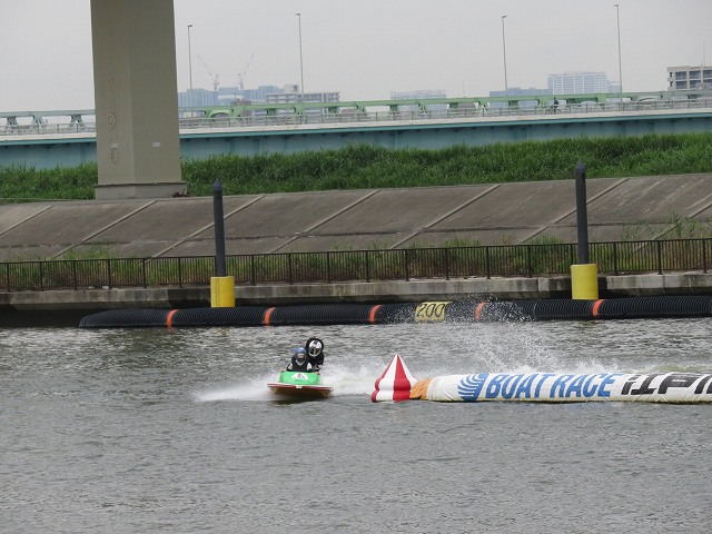 江戸川競艇場の水面を走るペアボート