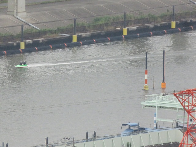 江戸川区の「タワーホール船堀」の展望台から見える江戸川競艇場の水面