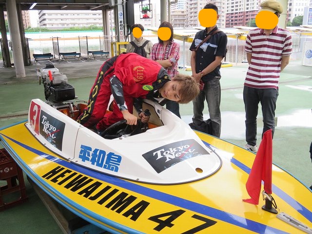 平和島競艇場で田代達也選手がボートの乗り方について説明するようす
