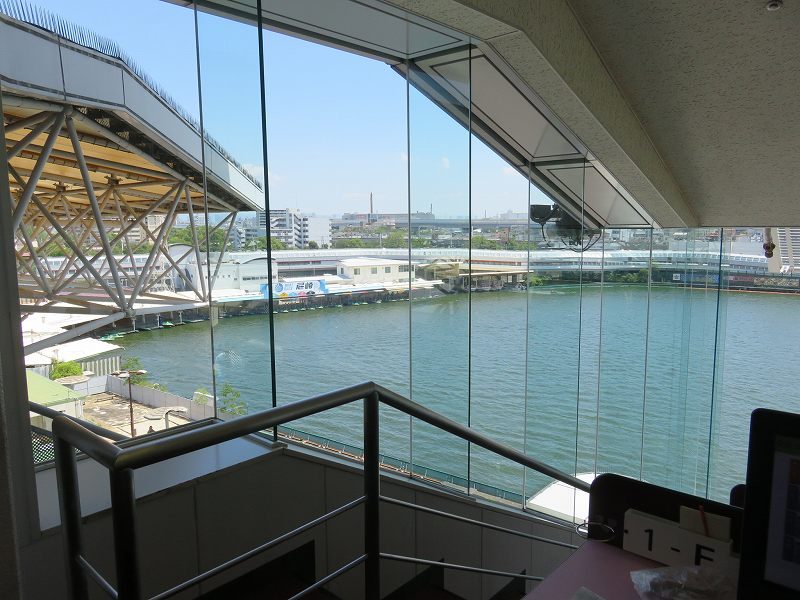 尼崎競艇場の5階有料席のペアベンチシートからの眺め