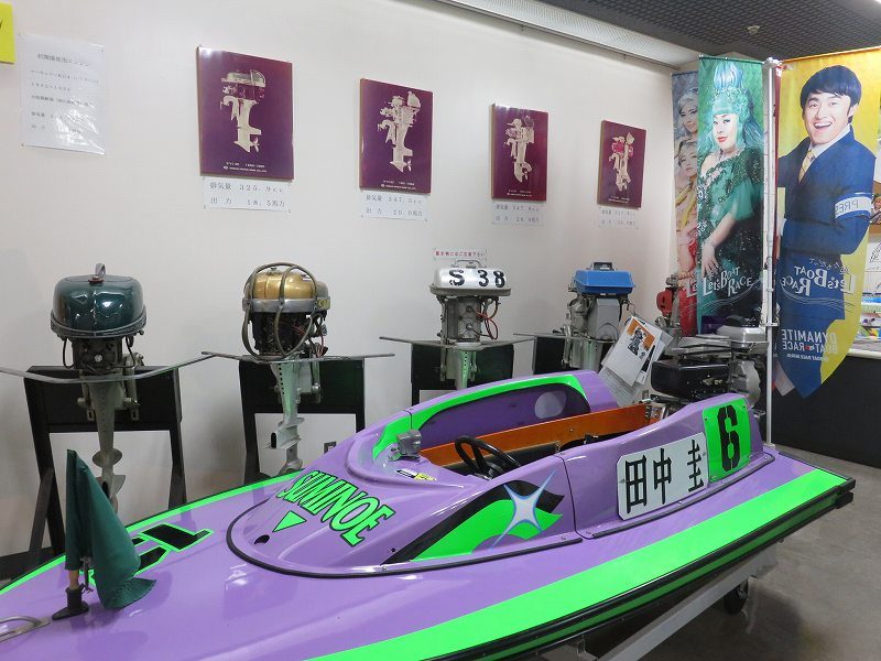 住之江競艇場の総合インフォメーション内に展示してある田中圭のボート